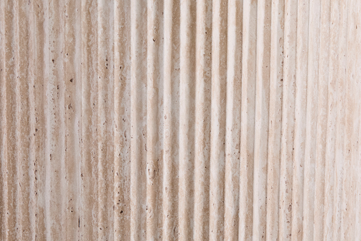 Elvyn ovaler Wohnzimmertisch mit beigem Travertin